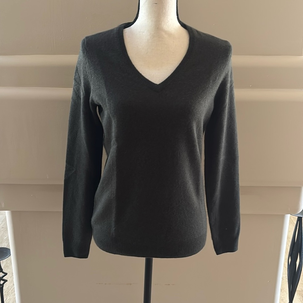 C By Bloomingdale’s 100% 2-Ply Cashmere Sweater. Dark Olive Green. Small. NWT.